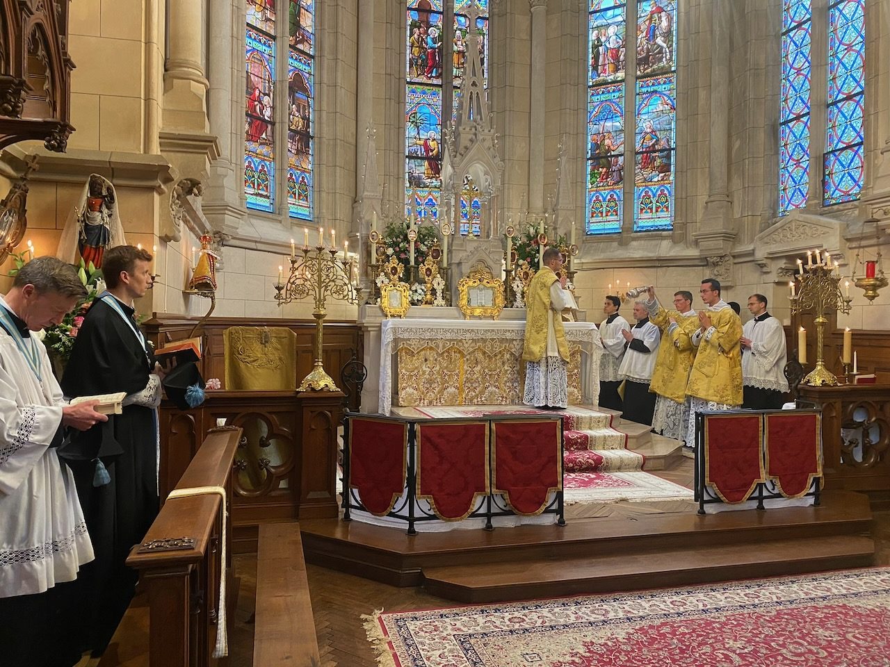 Messe solennelle à l'autel de la chapelle