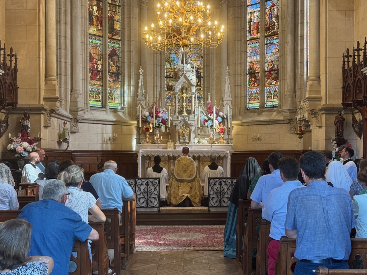 La Messe célébrée dans la chapelle, les fidèles rassemblés