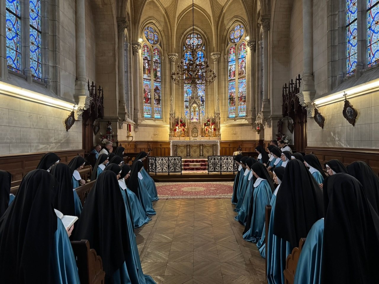Les religieuses à l'office dans la chapelle