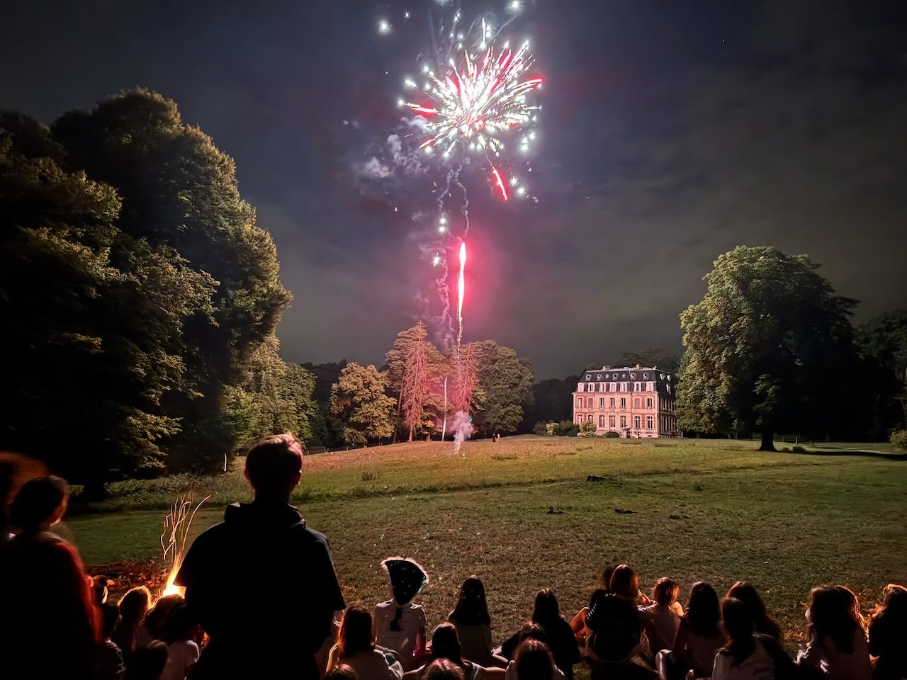 Feu d'artifice au-dessus du château, un soir de fête