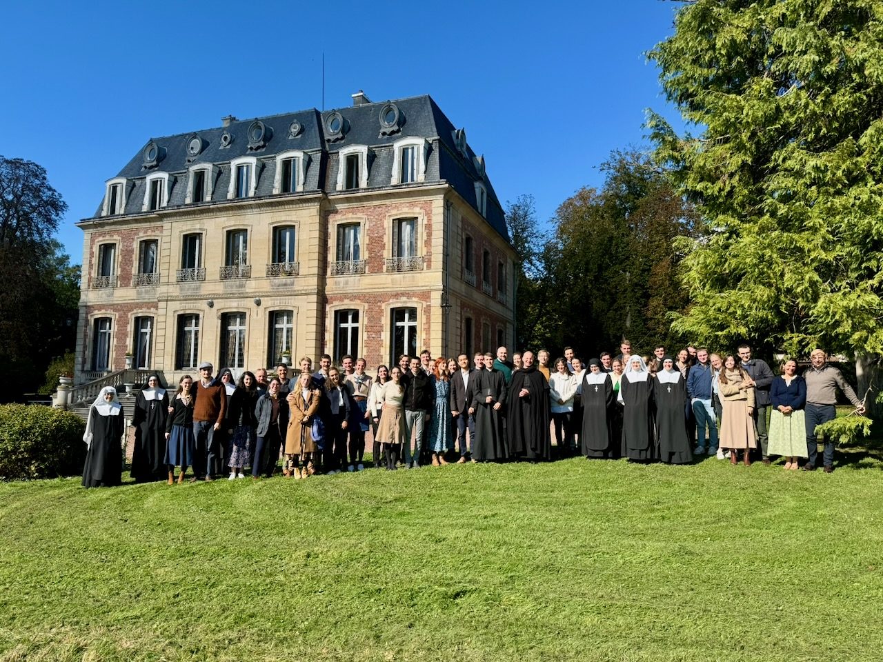 Les participants d'une retraite rassemblés devant le château de Loisy