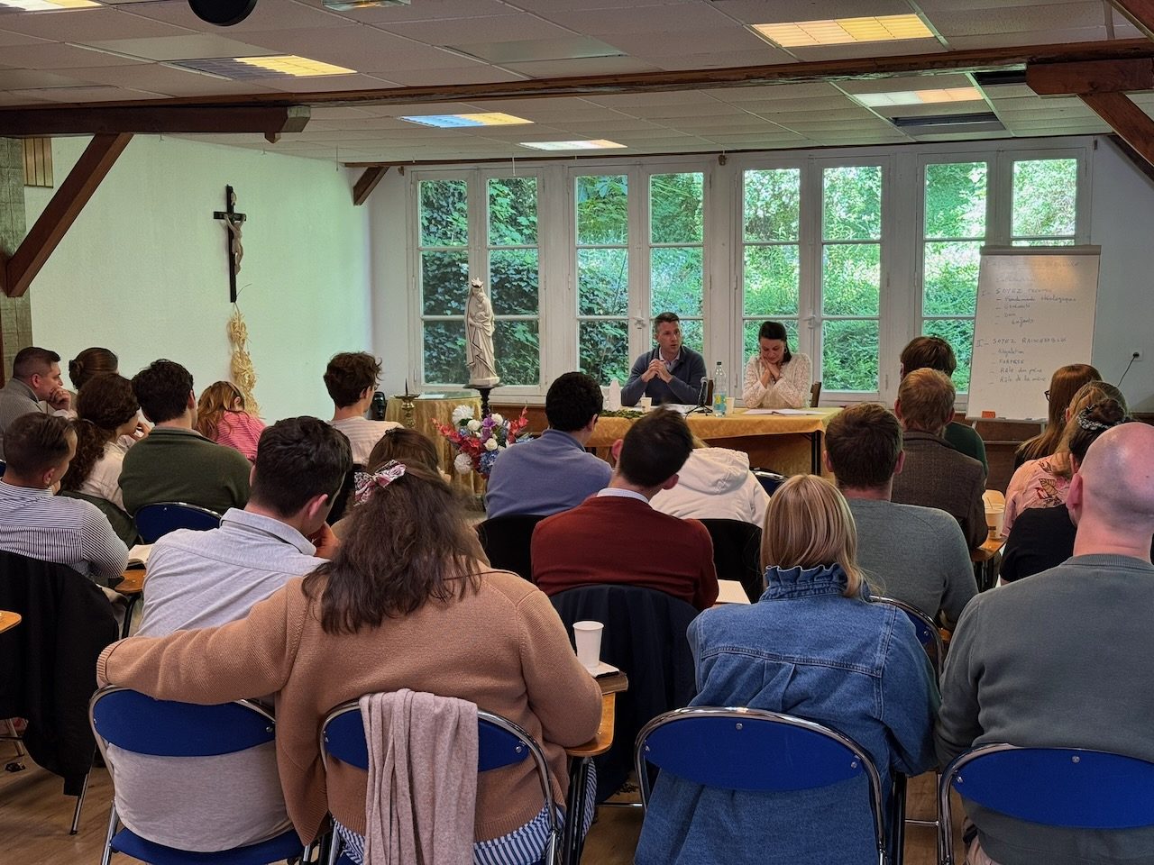 Une conférence donnée devant les participants d'une retraite