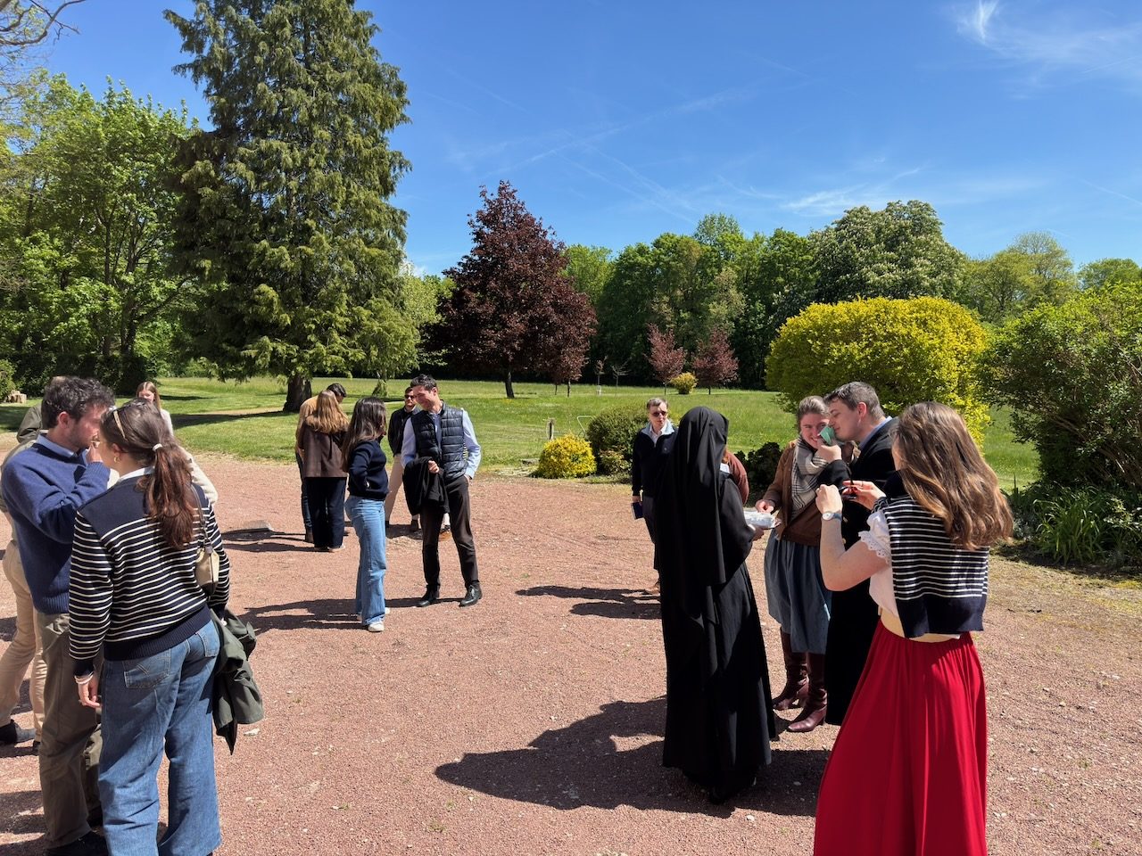 Un temps de pause entre retraitants dans le parc