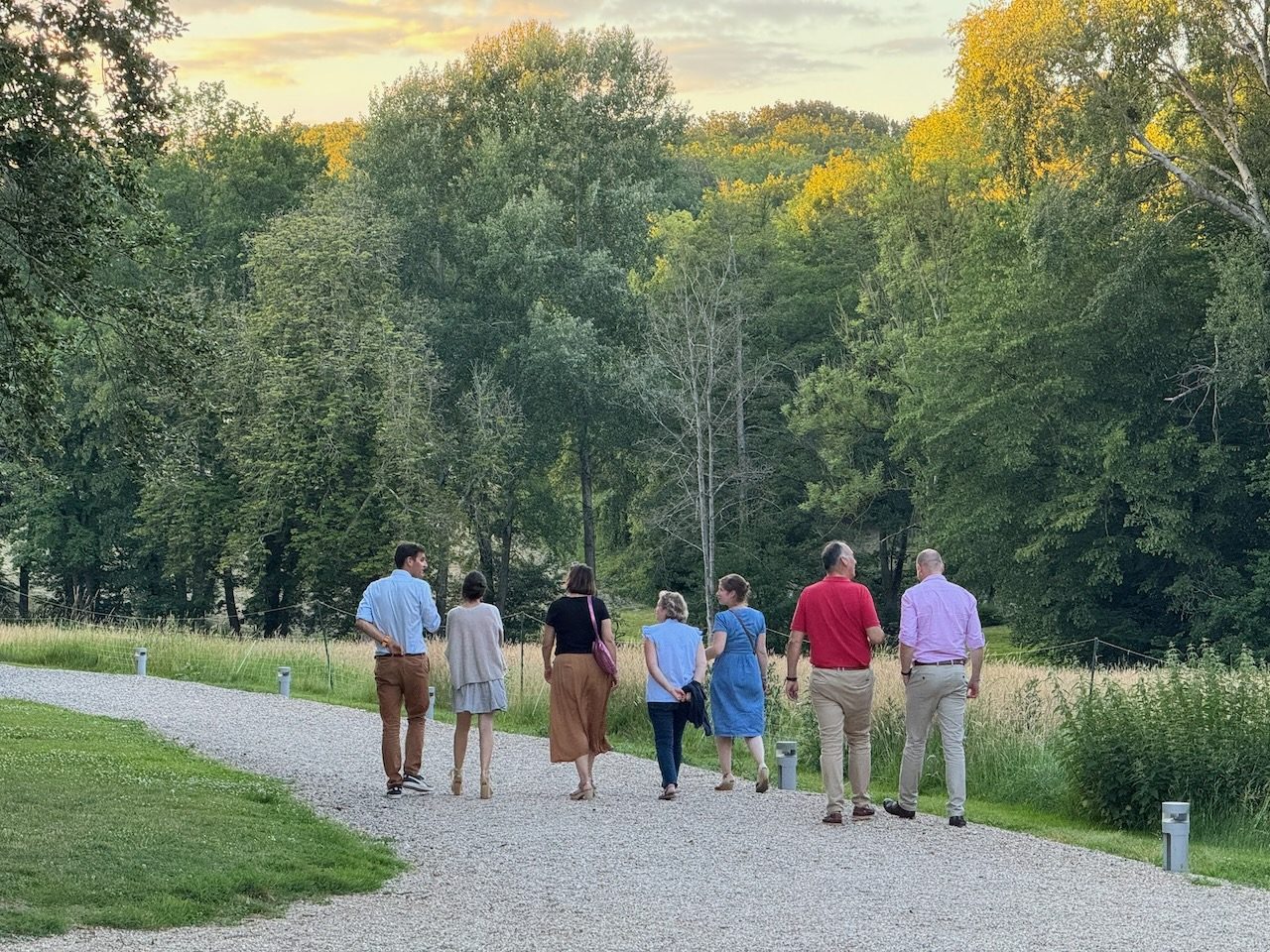 Promenade sur l'allée du parc au crépuscule