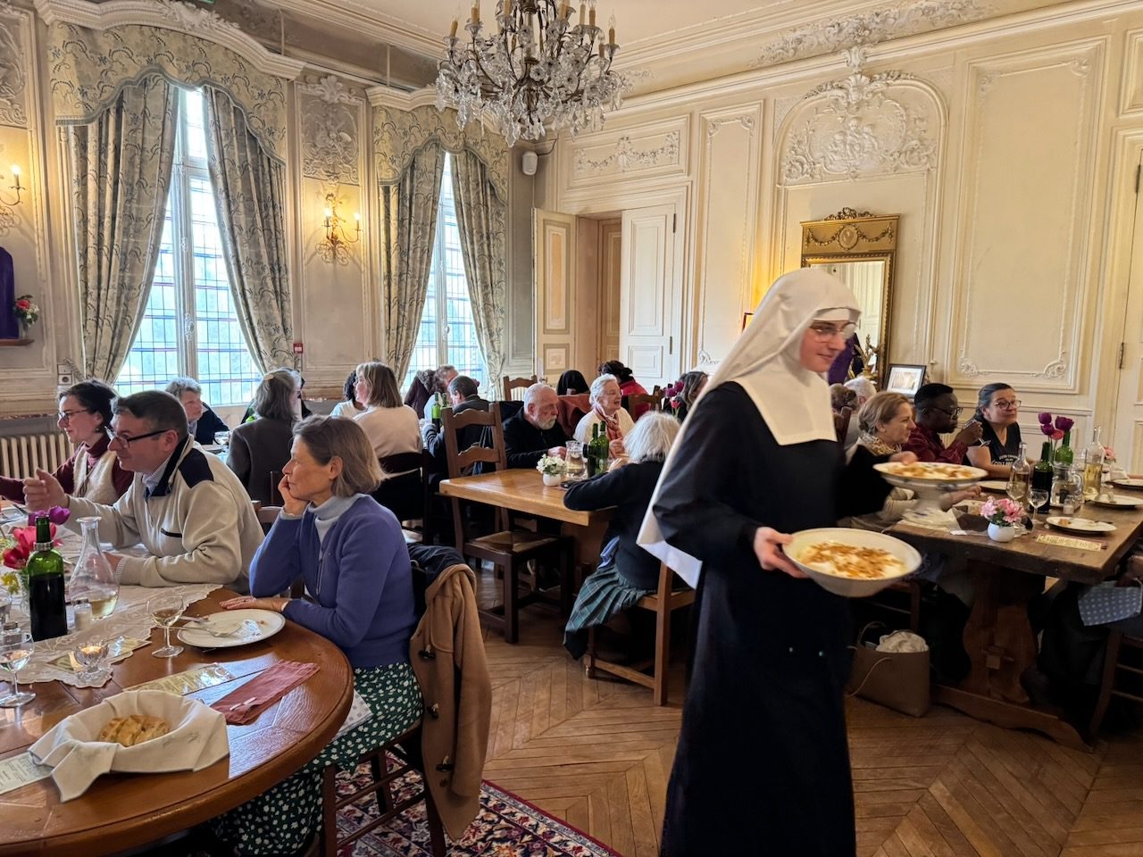 Le repas servi au réfectoire du château